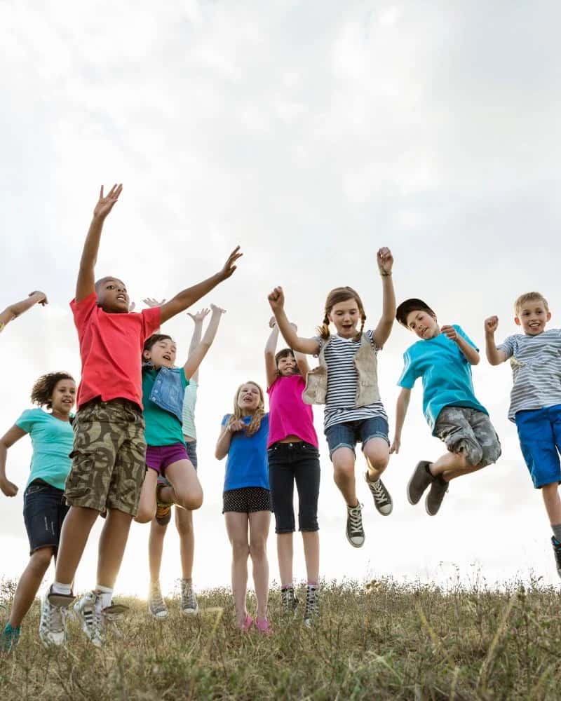 Fröhliche Schulkinder auf einer Bildungsreise